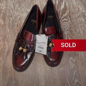 NWT Zara Burgundy  loafers with gold fringe tassel detailing size 38